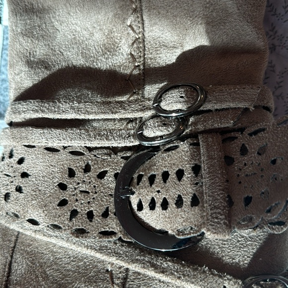 Brand new. Tried on but lived in the closet.Faux suede cowgirl boots Tan size 11 - Picture 4 of 9